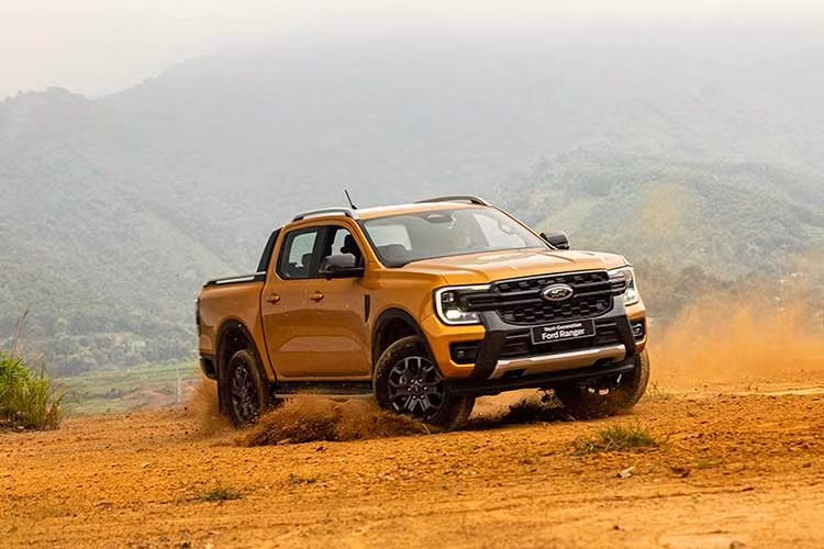 Với 1.347 xe giao đến tay khách hàng, tăng trưởng 21% so với tháng 8 (đạt 1.113 xe), Ford Ranger tiếp tục thâu tóm phần lớn thị phần phân khúc. Doanh số của Ford Ranger thậm chí còn nhiều hơn tổng doanh số của tất cả đối thủ cộng lại.
