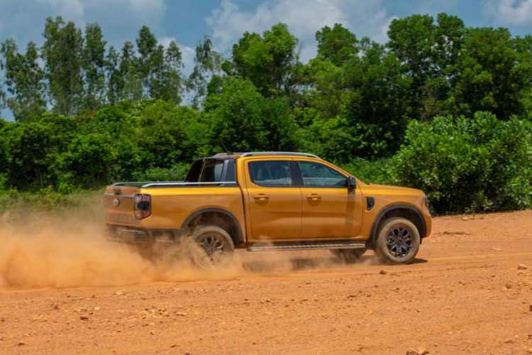 Cộng dồn 9 tháng đầu năm, lượng xe Ford Ranger giao đến tay khách hàng đạt 11.235 xe, cao gấp 7 lần tổng doanh số của "á quân" Mitsubishi Triton. Ranger cũng là mẫu xe duy nhất trong phân khúc được vinh danh ở vị trí thứ 5 trong Top 10 xe bán chạy tháng 9.