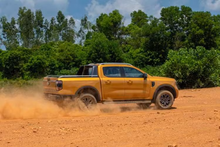 Cộng dồn 9 tháng đầu năm, lượng xe Ford Ranger giao đến tay khách hàng đạt 11.235 xe, cao gấp 7 lần tổng doanh số của "á quân" Mitsubishi Triton. Ranger cũng là mẫu xe duy nhất trong phân khúc được vinh danh ở vị trí thứ 5 trong Top 10 xe bán chạy tháng 9.