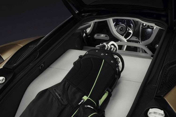 Để cải thiện hơn nữa sự thoải mái cho người lái và hành khách bên trong cabin, bên cạnh việc giảm thiểu tiếng ồn từ khung gầm, McLaren cho biết họ đã sử dụng giá treo động cơ đặc biệt cho siêu xe. Về động cơ, McLaren GT sử dụng động cơ V8 tăng áp kép (twin-turbo) dung tích 4.0 lít cho công suất tối đa 611,2 mã lực (620 PS) và mô-men xoắn cực đại lên đến 630Nm có được tại dải vòng tua máy từ 5.500 - 6.500 v/p. 