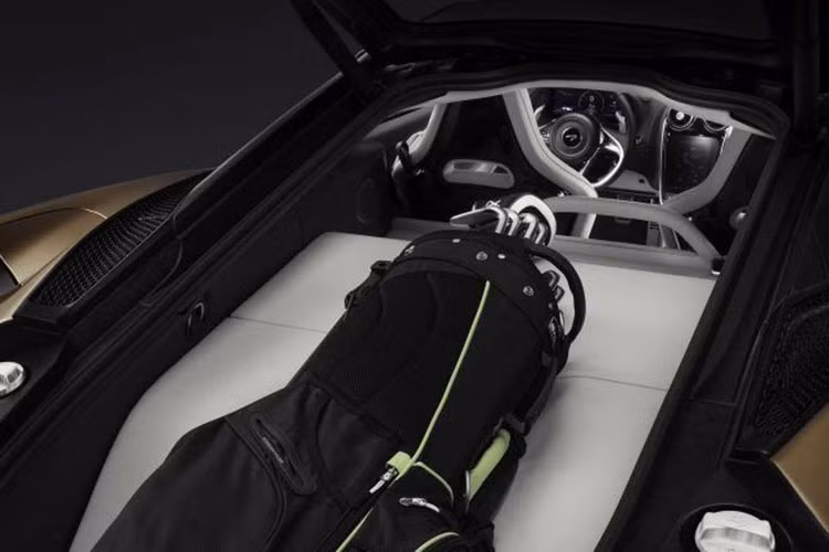 Để cải thiện hơn nữa sự thoải mái cho người lái và hành khách bên trong cabin, bên cạnh việc giảm thiểu tiếng ồn từ khung gầm, McLaren cho biết họ đã sử dụng giá treo động cơ đặc biệt cho siêu xe. Về động cơ, McLaren GT sử dụng động cơ V8 tăng áp kép (twin-turbo) dung tích 4.0 lít cho công suất tối đa 611,2 mã lực (620 PS) và mô-men xoắn cực đại lên đến 630Nm có được tại dải vòng tua máy từ 5.500 - 6.500 v/p. 