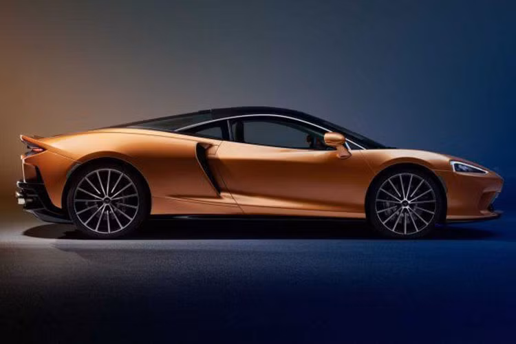 Thuộc dòng Grand Tourer, siêu xe McLaren GT 2020 hướng đến đối tượng khách hàng đang tìm kiếm một mẫu xe hiệu suất cao nhưng vẫn đảm bảo sự thoải mái cao nhất trong những chuyến đi đường dài. McLaren cũng tự hào cho biết siêu xe GT mới nhẹ hơn, nhanh hơn và phản ứng linh hoạt hơn bất kỳ mẫu xe nào khác trong phân khúc này.