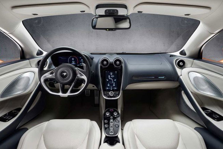 Nội thất McLaren GT được trang bị hệ thống thông tin giải trí McLaren mới nhất với màn hình cảm ứng 7 inch đặt dọc, màn hình hỗ trợ lái 12,3 inch hiển thị đầy đủ các thông số lái cần thiết, trang bị hệ thống đèn chiếu sáng xung quanh, mui xe bằng kính (tùy chọn) thay vì bằng sợi carbon tiêu chuẩn. Ngoài ra, xe còn được trang bị một hệ thống âm thanh cao cấp từ Bowers &amp; Wilkins 12 loa với loa siêu trầm và loa tầm trung,...