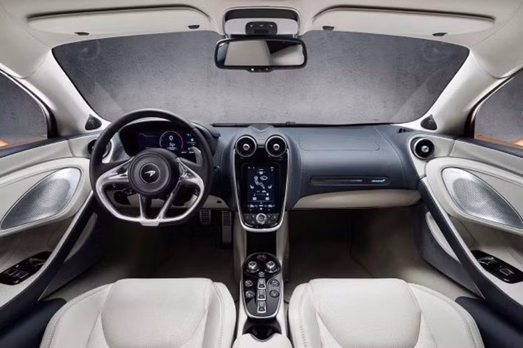 Nội thất McLaren GT được trang bị hệ thống thông tin giải trí McLaren mới nhất với màn hình cảm ứng 7 inch đặt dọc, màn hình hỗ trợ lái 12,3 inch hiển thị đầy đủ các thông số lái cần thiết, trang bị hệ thống đèn chiếu sáng xung quanh, mui xe bằng kính (tùy chọn) thay vì bằng sợi carbon tiêu chuẩn. Ngoài ra, xe còn được trang bị một hệ thống âm thanh cao cấp từ Bowers &amp; Wilkins 12 loa với loa siêu trầm và loa tầm trung,...