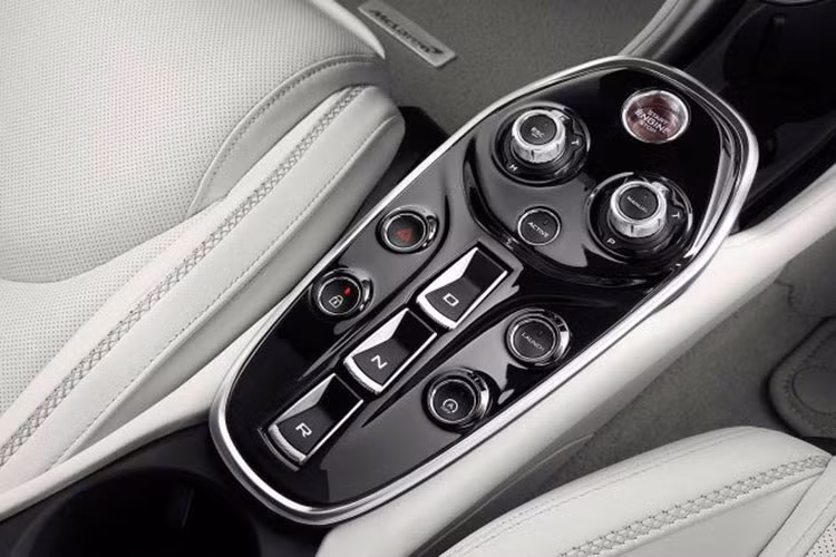 McLaren cho biết động cơ V8 (mã M840TE) này đạt được 95% torque (Nm) ngay tại dải vòng tua thấp từ 3.000 - 7.250 v/p. Động cơ V8 4.0L twin-turbo kết hợp với hộp số tự động ly hợp kép 7 cấp (7 SSG).