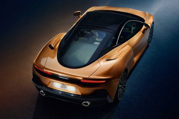 McLaren đã thể hiện sự tài hoa của mình khi thiết kế không gian cabin ấm cúng sang trọng trên một chiếc siêu xe nhằm để phục vụ chủ nhân trong những chuyến đi dài với những chỗ ngồi thoải mái nhất có thể với ghế ngồi bọc da cao cấp, điều chỉnh bằng điện và có cả tính năng sưởi ấm. Hãng xe Anh quốc cho biết, họ đã tối ưu hóa ghế ngồi trên xe dành cho những chuyến đi đường dài với phần đệm hỗ trợ lưng và vai.