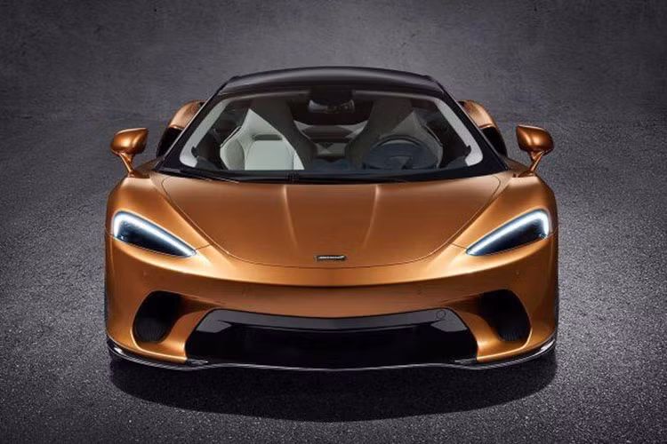 McLaren GT được xây dựng trên nền tảng cấu trúc MonoCell II-T Monocoque làm hoàn toàn bằng sợi carbon rất nhẹ với trọng lượng 1.530 kg (3.373 pounds) đồng thời luôn đảm bảo độ cứng vững. Về thể tích, ở phía sau McLaren GT sở hữu khoang hành lý có dung tích 420L (14,83 feet khối) nằm ẩn bên dưới cánh cửa sau làm bằng kính.