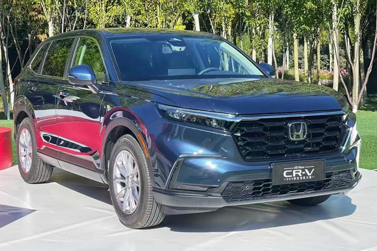 Mới đây, liên doanh Dongfeng Honda đã bất ngờ tổ chức sự kiện trưng bày CR-V thế hệ mới ở Trung Quốc. Tuy nhiên, đây chưa phải là sự kiện ra mắt chính thức của mẫu xe này. Thay vào đó, Honda CR-V 2023 mới dự kiến sẽ được giới thiệu với thị trường Trung Quốc vào ngày 27/9 tới đây.