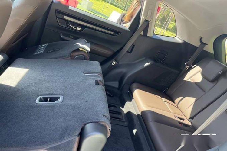 Hiện chưa rõ trang bị nội thất cụ thể của Honda CR-V 2023 ở Trung Quốc. Chỉ thấy rằng, chiếc xe trưng bày trong sự kiện sở hữu nội thất bọc da với ghế màu nâu, bảng đồng hồ kỹ thuật số, màn hình cảm ứng trung tâm 9 inch, cửa gió điều hòa đi kèm tấm lưới tổ ong, sạc điện thoại thông minh không dây, phanh tay điện tử và tự động giữ phanh tạm thời.