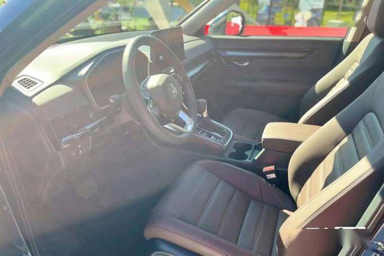 Thiết kế nội thất của xe trên thực tế tạo cảm giác khá thân quen vì có nhiều chi tiết giống với Honda Civic và HR-V thế hệ mới. Có thể thấy điều đó qua vô lăng 3 chấu, bảng đồng hồ và màn hình cảm ứng trung tâm nằm độc lập trên mặt táp-lô. 