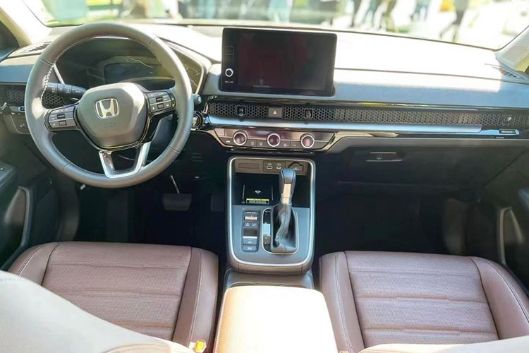 Không chỉ thay đổi ngoại hình, Honda CR-V 2023 còn có kích thước lớn hơn trước. Theo đó, xe dành cho thị trường Trung Quốc sở hữu chiều dài 4.703 mm, chiều rộng 1.866 mm, chiều cao 1.680 mm và chiều dài cơ sở 2.701 mm. So với thế hệ cũ, xe dài hơn 80 mm, rộng hơn 11 mm và chiều dài cơ sở tăng 41 mm mang đến nội thất rộng rãi hơn. Ở thị trường Trung Quốc, Honda CR-V mới có cả phiên bản 5 và 7 chỗ.