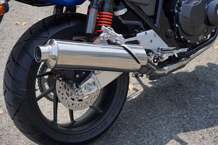 Động cơ trên phiên bản Honda CB400 SF 25th tích hợp hệ thống van biến thiên có tên 'Hyper VTEC Revo'. Hệ thống này quyết định khi nào dùng 2 van hay 4 van tại mỗi đầu xy-lanh dựa vào vòng tua.