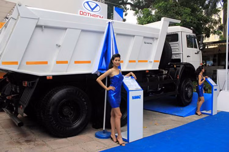 Loạt xe mà Kamaz mang đến triển lãm VMS 2016 bao gồm; xe vận chuyển xăng dầu từ 23.000 – 25.000 lít, bốn trục Kamaz 6540; Xe đầu kéo Kamaz 6460 mạnh mẽ và hiệu quả; Các xe ben ba trục, bốn trục và xe ben ba cầu chủ động vượt địa hình phức tạp; Các xe tải thùng 3 trục, 4 trục và xe tải thùng gắn cẩu.