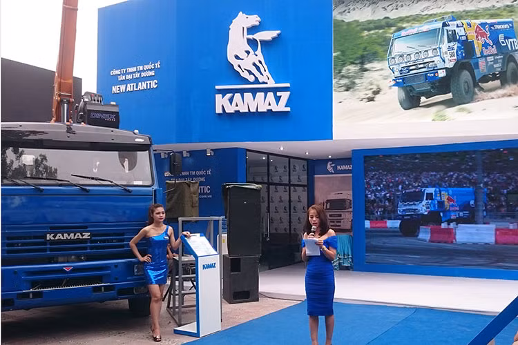 Các thế hệ xe Kamaz mới được giới thiệu ra thị trường Việt với lượng tiêu hao nhiên liệu thấp, động cơ mạnh mẽ và bền bỉ, sử dụng công nghệ lắp lẫn nên dễ thay thế và sửa chữa, một chi tiết phụ tùng có thể sử dụng cho nhiều mẫu xe Kamaz.