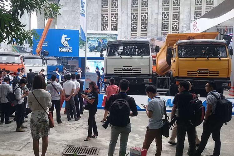 Với mạng lưới lên tới 19 đại lý phủ rộng khắp các tỉnh thành, thương hiêu Kamaz tại Việt Nam không chỉ mang đến những mẫu xe bền bỉ, mà còn có những chế độ hẫu mãi hấp dẫn với kế hoạch thành lập các trung tâm sửa chữa, bảo dưỡng chuyên nghiệp trong thời gian tới.