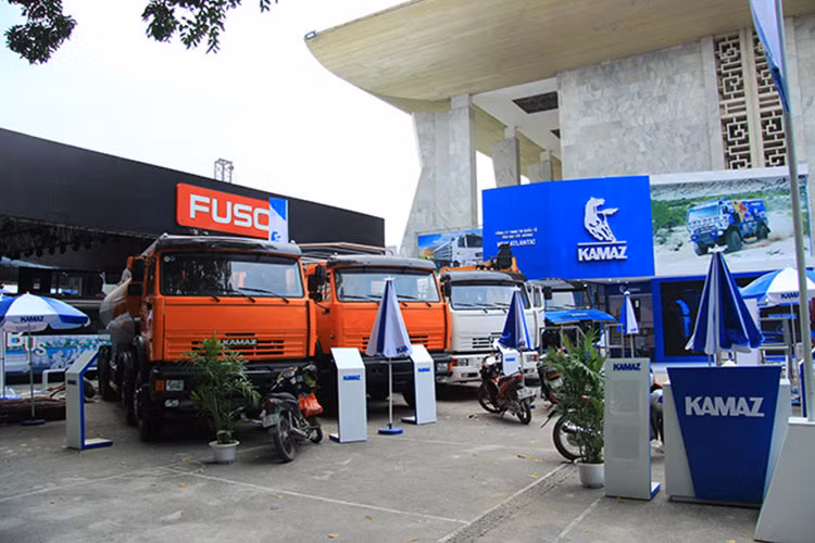 Được biết, nhà sản xuất xe tải lớn nhất của Nga nằm ở Na-Bê-Rê-Xnây Cheo-ny (Naberezhnye Chelny), Ta-Tắc-Stan (Tatarstan), Liên bang Nga, KAMAZ bắt đầu gia nhập thị trường Việt Nam từ năm 1978, đến nay Kamaz đã bán được hơn 35.000 xe tại đây.