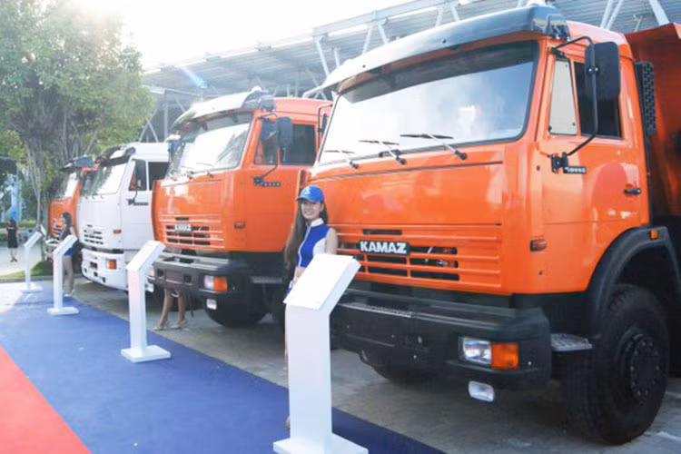 Tại VMS 2016, thương hiệu Kamaz được giới thiệu với nhiều ưu điểm như động cơ mạnh và bền bỉ, lượng tiêu hao nhiên liệu hấp dẫn, với công nghệ lắp lẫn tạo ra ưu thế dễ sửa chữa và thay thế, cùng sự đa dạng trong dòng sản phẩm từ xe ben tới tải thùng, tải cầu, đầu kéo, cùng các loại xe đặc dụng khác.