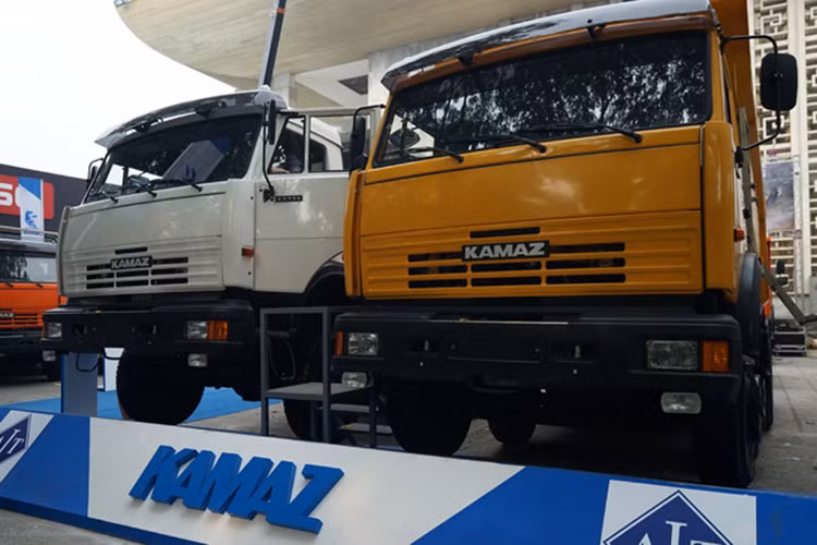 Kamaz là thương hiệu xe tải thương mại đến từ nước Nga vốn đã xuất hiện tại Việt Nam từ năm 2003 bởi công ty Tân Đại Tây Dương. Kamaz là hãng xe tải nặng lớn nhất nước Nga, được sản xuất theo tiêu chuẩn Châu Âu và nhập khẩu nguyên chiếc từ thị trường này.