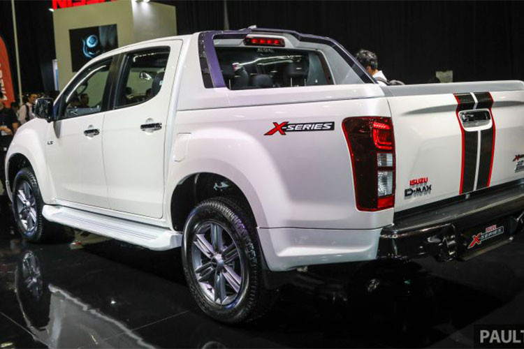 Khoác bên ngoài của của chiếc bán tải D-Max phiên bản giới hạn này là một cánh gió phía trước táo bạo, thanh cản va phía sau và một bộ khung thể thao mới nhằm gia tăng tính khí động học bám theo thùng xe.