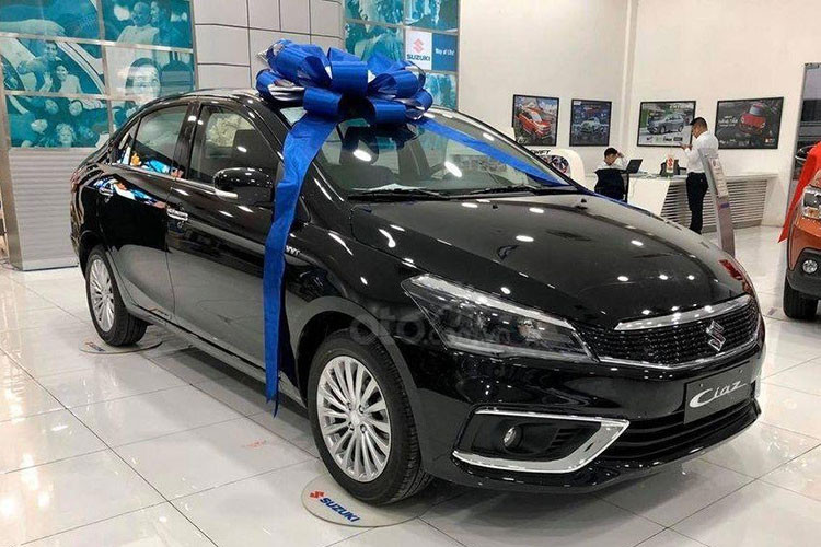 Mặc dù Việt Nam Suzuki đã cho ra mắt phiên bản nâng cấp Suzuki Ciaz 2020 tại thị trường Việt vào cuối tháng 09/2020 vừa qua nhưng có vẻ như mẫu xe này vẫn chưa giành được sự chú ý của người dùng Việt. Tổng kết tháng 11/2020, doanh số bán của Ciaz chỉ đạt 37 xe, nâng tổng số xe bán ra trong năm 2020 đạt 133 xe. Suzuki Ciaz 2020 hiện đang được bán tại Việt Nam với duy nhất một phiên bản có giá 529 triệu đồng.