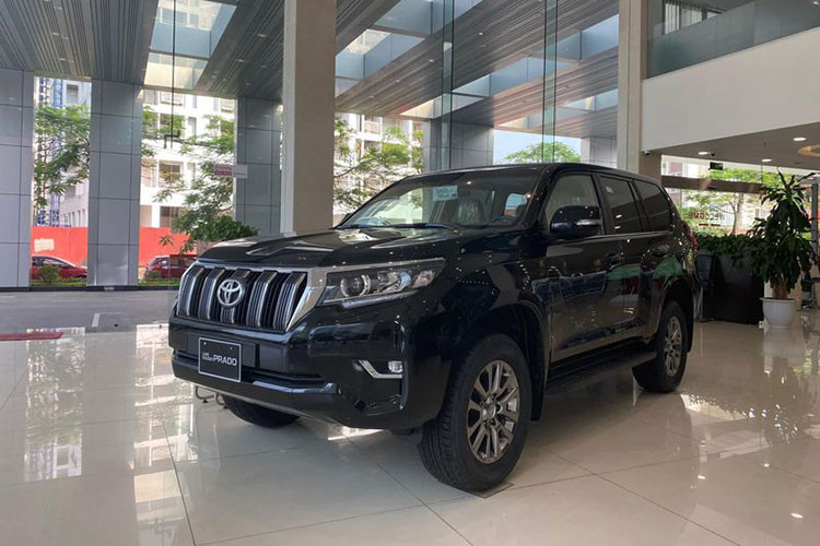 Là một mẫu SUV hạng trung cỡ lớn trong tầm giá 2,5 tỷ đồng, Toyota Prado không phải một mẫu xe lý tưởng với "túi tiền" của đông đảo khách hàng Việt. Tính tổng 11 tháng của năm 2020, Toyota Việt Nam đã bàn giao tới khách hàng 330 xe Land Cruiser Prado. Trong đó, tháng 11 chỉ bán được duy nhất 01 xe. Toyota Prado được phân phối tại Việt Nam là mẫu xe nhập khẩu nguyên chiếc từ Nhập Bản, cạnh tranh với Ford Explorer.