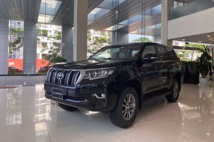 Là một mẫu SUV hạng trung cỡ lớn trong tầm giá 2,5 tỷ đồng, Toyota Prado không phải một mẫu xe lý tưởng với "túi tiền" của đông đảo khách hàng Việt. Tính tổng 11 tháng của năm 2020, Toyota Việt Nam đã bàn giao tới khách hàng 330 xe Land Cruiser Prado. Trong đó, tháng 11 chỉ bán được duy nhất 01 xe. Toyota Prado được phân phối tại Việt Nam là mẫu xe nhập khẩu nguyên chiếc từ Nhập Bản, cạnh tranh với Ford Explorer.