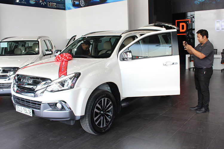 Mẫu SUV 7 chỗ Isuzu Mu-X là cái tên quen thuộc trong danh sách 10 ôtô ế nhất Việt Nam theo từng tháng. Hết tháng 11/2020, đã có 57 xe mu-X được bàn giao đến tay khách hàng, nâng tổng số xe bán ra từ đầu năm đến nay lên 475 xe. Mặc dù sở hữu giá bán khá cạnh tranh nhưng việc chậm đổi mới về mẫu mã, công nghệ khiến Isuzu mu-X không đủ sức hấp dẫn khách hàng trước các đối thủ khác trong phân khúc