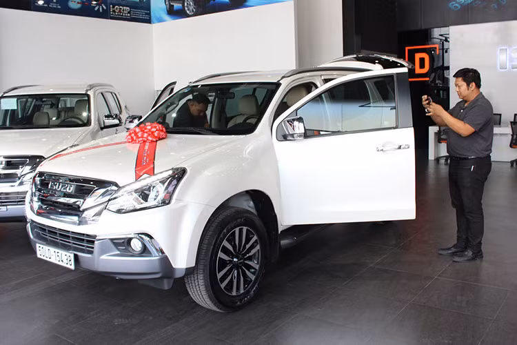 Mẫu SUV 7 chỗ Isuzu Mu-X là cái tên quen thuộc trong danh sách 10 ôtô ế nhất Việt Nam theo từng tháng. Hết tháng 11/2020, đã có 57 xe mu-X được bàn giao đến tay khách hàng, nâng tổng số xe bán ra từ đầu năm đến nay lên 475 xe. Mặc dù sở hữu giá bán khá cạnh tranh nhưng việc chậm đổi mới về mẫu mã, công nghệ khiến Isuzu mu-X không đủ sức hấp dẫn khách hàng trước các đối thủ khác trong phân khúc