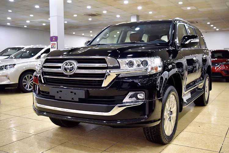 Thêm một mẫu xe Toyota góp mặt trong danh sách bán “ế” nhất tại Việt Nam tháng 11/2020 này là Land Cruiser với 74 xe tới tay khách hàng, tăng hơn so với tháng trước đó nhờ những chính sách hậu mãi và thuế... Doanh số cộng dồn từ đầu năm tới hết tháng 11/2020 của Toyota Land Cruiser là 403 xe.