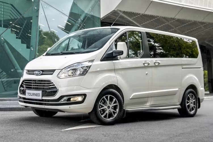 Mẫu MPV Ford Tourneo mới của thương hiệu Mỹ có doanh số 38 xe bán ra trong tháng 11/2020, tính tổng 11 tháng doanh số xe đạt 274 chiếc. Mặc dù có giá bán rẻ nhất phân khúc (999 triệu đồng đến 1,069 tỉ đồng), mẫu MPV này vẫn khó thu hút được khách hàng do kiểu dáng thực dụng.