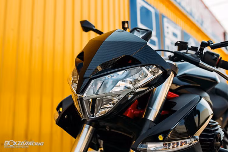 Chiếc TNT899 trong bài viết thuộc sở hữu của một biker đến từ Thái Lan với bộ cánh được ốp fiber carbon đầy tinh tế, bên cạnh đó là vô số đồ chơi độ "cực chất" rất được yêu thích hiện nay.