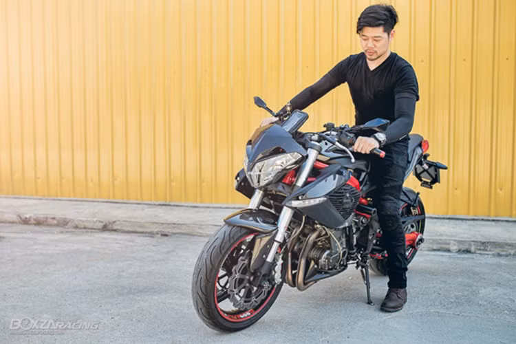 TNT 899 sử dụng nồi ướt cùng với hệ thống phun xăng điện tử. Hệ thống làm mát động cơ được chia đôi ốp hai bên hông xe phía sau đèn xi-nhan trước. Hệ thống dung dịch làm mát nối bằng hai ống cỡ lớn xuống phần động cơ.