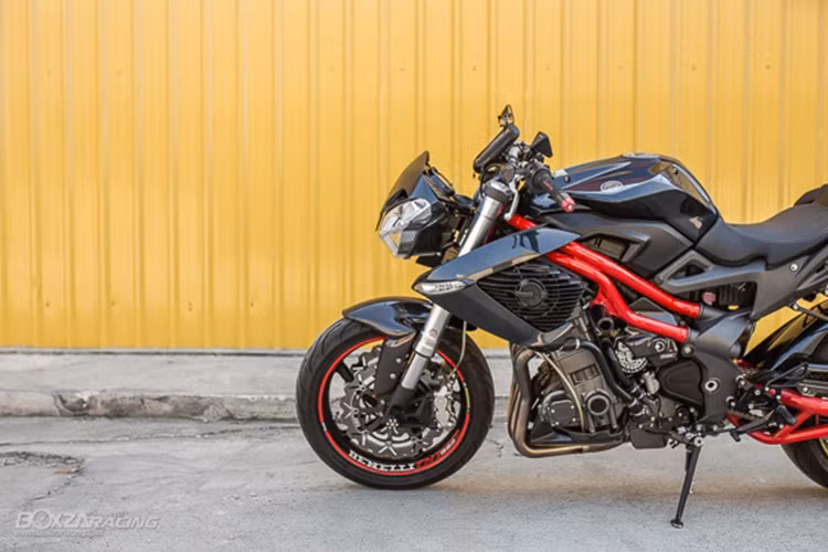 Mẫu naked-bike sở hữu vẻ ngoài hầm hố, đậm chất châu Âu với thiết kế cứng cáp khi để lộ hẳn dàn khung ra bên ngoài và chỉ có môt vài chi tiết nhựa làm điểm nhấn, đã tạo nên một nét đặc trưng riêng.