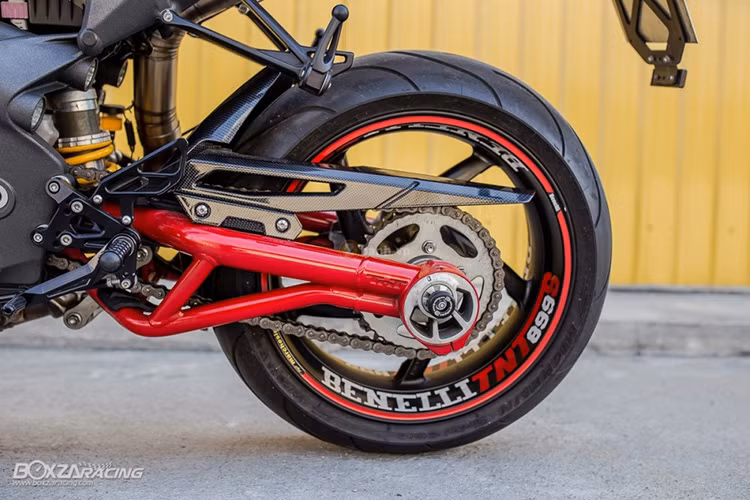 Xe sở hữu lốp trước cỡ 120/70- ZR17, lốp sau 190/50-ZR17. Trang bị an toàn với cặp phanh đĩa Brembo đường kính 320 mm cho bánh trước và phanh đĩa 240 mm cho bánh sau.