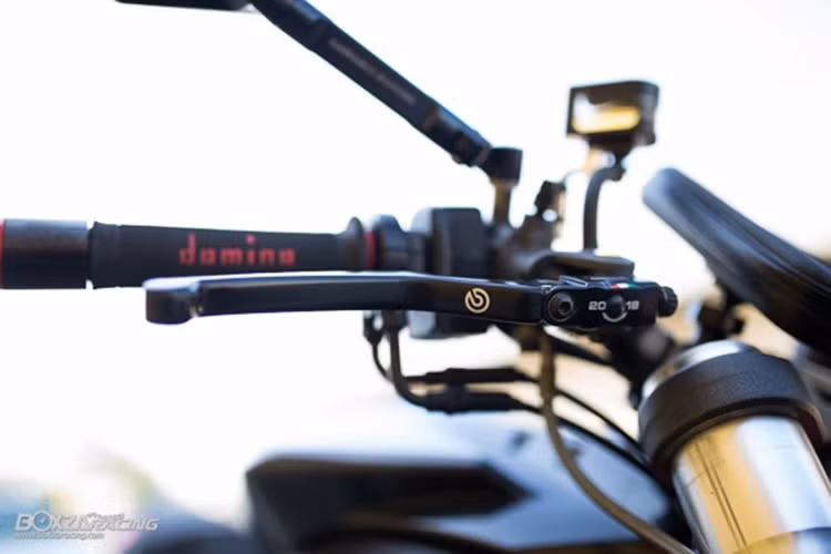 Trên dàn tay của "khối thuốc nổ" TNT899 được chủ nhân trang bị cùm phanh Brembo RCS hàng hiệu cùng Bao tay và cùm ga Domino.