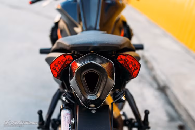 Ngoài cụm đèn hậu và đuôi xe được hãng Benelli thiết kế khá lạ và ấn tượng, chiếc xe này còn được chủ nhân trang bị thêm pô Akrapovic carbon nhằm tăng phần mạnh mẽ và uy lực cho khối động cơ 899cc.