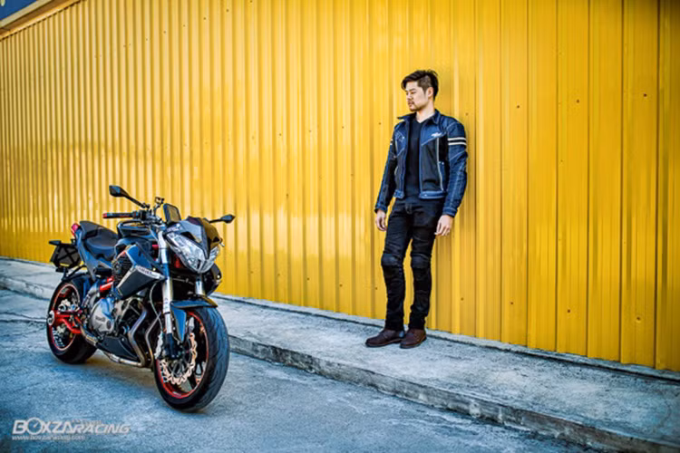 Có mặt tại thị trường Việt Nam từ cuối năm 2012 với giá bán chính hãng tại thời điểm ra mắt là 525 triệu đồng. TNT899 được những biker trên thế giới khá ưa chuộng, tuy nhiên tại Việt Nam hiện mẫu xe này khá hiếm và ít người chơi do thương hiệu Benelli một phần đã thuộc về Trung Quốc.