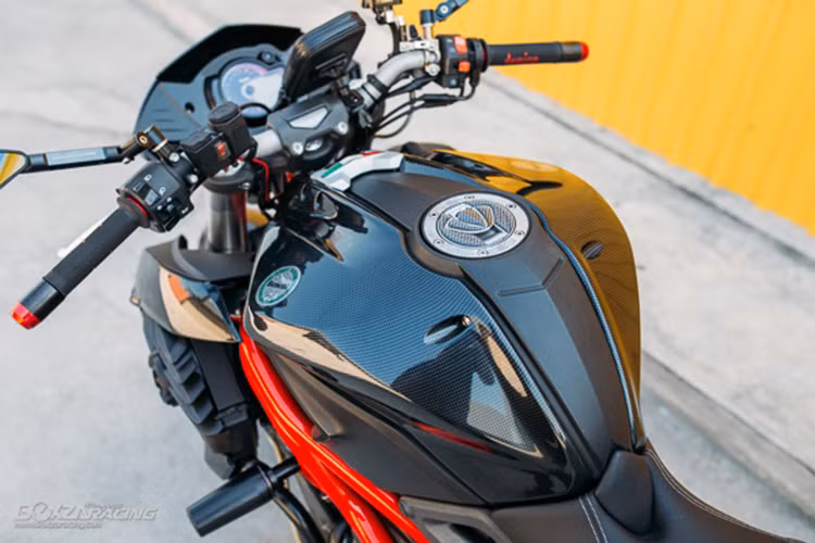 Đèn pha trước của xe có thiết kế ấn tượng như một chiến binh rô bốt, được trang bị thêm cặp LED Daylight hỗ trợ tốt khi đi vào ban đêm. Bên cạnh đó là những chi tiết được ốp fiber carbon trên bình xăng đầy tinh tế. 