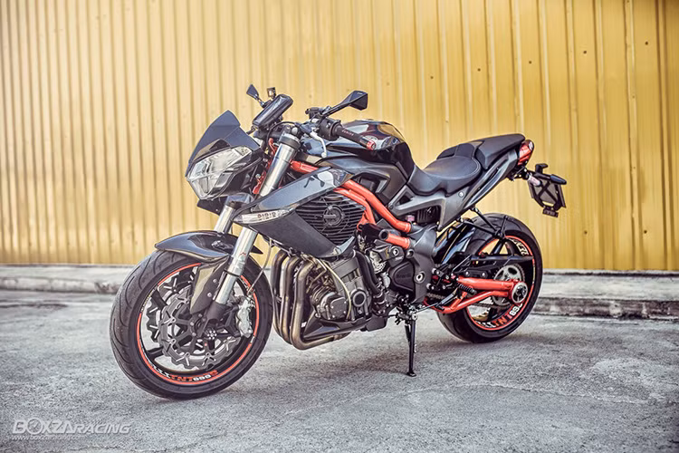 "Khối thuốc nổ" naked-bike Benelli TNT899 (TNT viết tắt của Tornado Naked Tre) là mẫu xe được thiết kế với vẻ ngoài hầm hố, dữ dằn với phong cách đặc trưng đến từ thương hiệu môtô đình đám nước Ý một thời.