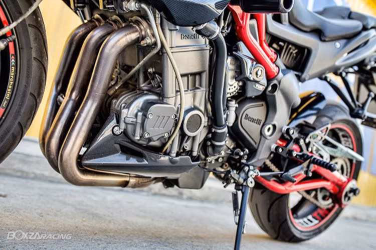 Xe được trang bị động cơ 4 thì, ba xi-lanh làm mát bằng dung dịch có dung tích 898 phân khối, cho sức mạnh cực đại 120 mã lực tại vòng tua máy 9.500 vòng/phút, mô-men xoắn cực đại 88 Nm tại vòng tua máy 8.000 vòng/phút đi kèm hộp số 6 cấp.