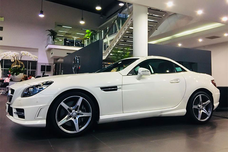 Cụm từ SLK là viết tắt của 3 chữ Sporty, Light, và Compact (tiếng Đức là Kurz). Tức nghĩa là thể thao, nhẹ và nhỏ gọn, 3 yếu tố cốt lõi mà Mercedes-Benz hướng đến trên dòng xe này. Trải qua thời gian, những đường nét thiết kế bên ngoài của Mercedes-Benz SLK CarbonLOOK Edition đã trở nên góc cạnh, mạnh mẽ và nam tính nhiều hơn.