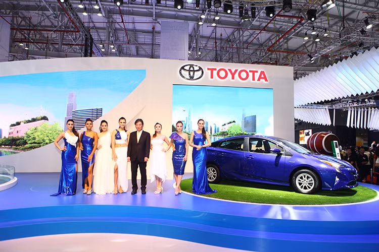 Dàn mẫu Âu, Á cùng TGĐ Toyota tại Việt Nam bên cạnh mẫu xe xanh "cực kỳ đặc biệt" xuất hiện tại gian hàng của Toyota Việt Nam.