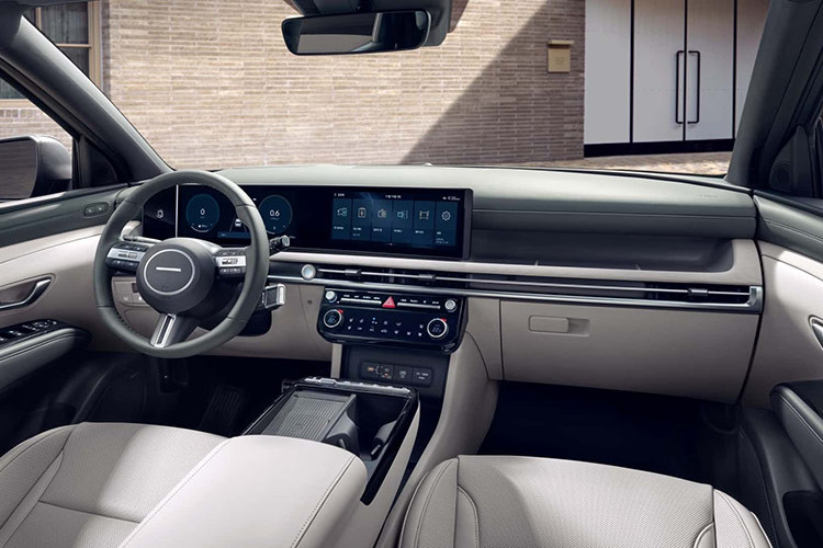 So với ngoại thất, nội thất của mẫu SUV cỡ C này được nâng cấp nhiều hơn. Tại đây, xe được trang bị vô lăng 3 chấu mới với cần số điện tử nằm phía sau, tạo cảm giác gọn gàng hơn cho nội thất. Sự biến mất của cần số đã tạo không gian cho sạc điện thoại không dây và khay để ly ở cụm điều khiển trung tâm.