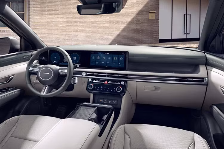 So với ngoại thất, nội thất của mẫu SUV cỡ C này được nâng cấp nhiều hơn. Tại đây, xe được trang bị vô lăng 3 chấu mới với cần số điện tử nằm phía sau, tạo cảm giác gọn gàng hơn cho nội thất. Sự biến mất của cần số đã tạo không gian cho sạc điện thoại không dây và khay để ly ở cụm điều khiển trung tâm.