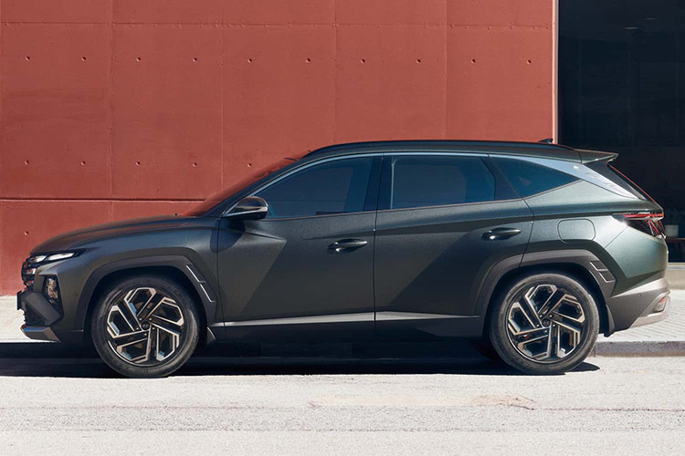 Hiện chưa có thông tin cụ thể về trang bị của mẫu xe SUV Hyundai Tucson 2025 dành cho thị trường Việt Nam. Tuy nhiên, sẽ không bất ngờ nếu mẫu xe này sở hữu thiết kế và trang bị tương tự Hyundai Tucson mới ở thị trường Hàn Quốc.