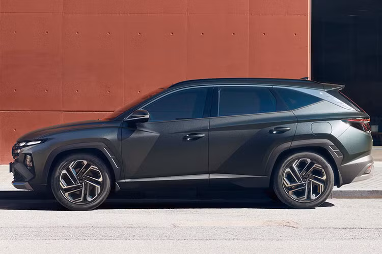 Hiện chưa có thông tin cụ thể về trang bị của mẫu xe SUV Hyundai Tucson 2025 dành cho thị trường Việt Nam. Tuy nhiên, sẽ không bất ngờ nếu mẫu xe này sở hữu thiết kế và trang bị tương tự Hyundai Tucson mới ở thị trường Hàn Quốc.