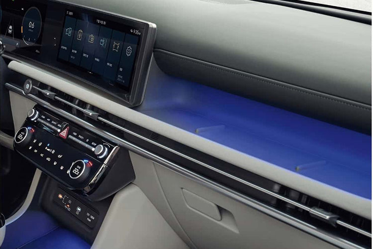 Điểm nhấn tiếp theo của khu vực nội thất là màn hình cong đặt nổi trên mặt táp-lô, tích hợp bảng đồng hồ kỹ thuật số và màn hình cảm ứng trung tâm cùng có kích thước 12,3 inch. Màn hình thông tin giải trí của xe hỗ trợ kết nối Apple CarPlay/Android Auto không dây và cập nhật phần mềm qua Wifi. 