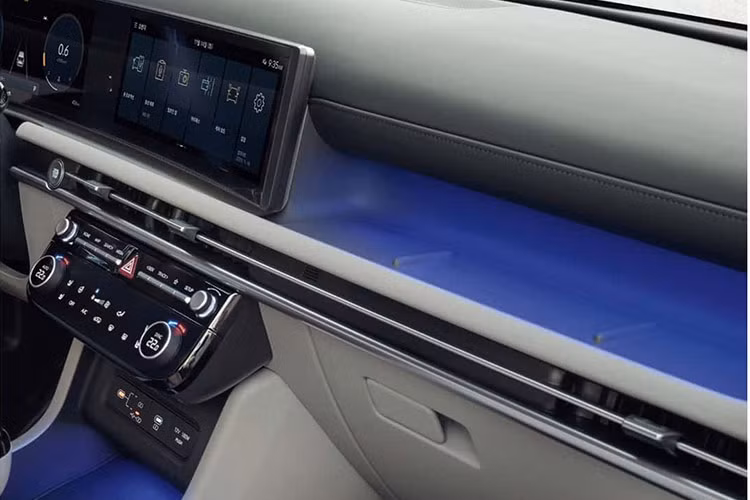 Điểm nhấn tiếp theo của khu vực nội thất là màn hình cong đặt nổi trên mặt táp-lô, tích hợp bảng đồng hồ kỹ thuật số và màn hình cảm ứng trung tâm cùng có kích thước 12,3 inch. Màn hình thông tin giải trí của xe hỗ trợ kết nối Apple CarPlay/Android Auto không dây và cập nhật phần mềm qua Wifi. 