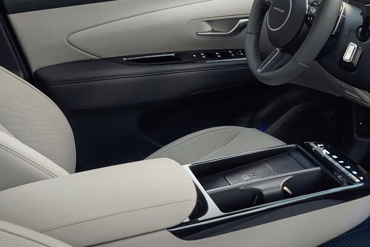 Sự xuất hiện của màn hình cong mới khiến hãng Hyundai phải thay đổi thiết kế của cửa gió điều hòa. Cửa gió giờ đây được thiết kế kéo dài trên mặt táp-lô khiến nội thất như rộng hơn. Bên dưới cửa gió là màn hình cảm ứng và 2 núm xoay mới để chỉnh cả hệ thống điều hòa lẫn màn hình thông tin giải trí.