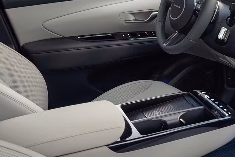 Sự xuất hiện của màn hình cong mới khiến hãng Hyundai phải thay đổi thiết kế của cửa gió điều hòa. Cửa gió giờ đây được thiết kế kéo dài trên mặt táp-lô khiến nội thất như rộng hơn. Bên dưới cửa gió là màn hình cảm ứng và 2 núm xoay mới để chỉnh cả hệ thống điều hòa lẫn màn hình thông tin giải trí.